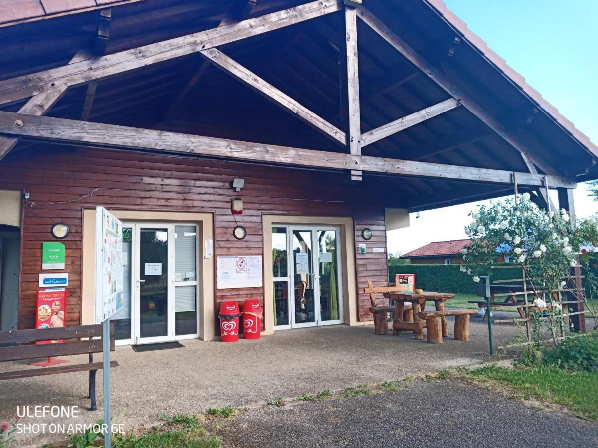 Camping Les Hirondelles Bourg-Sainte-Marie Buitenkant foto
